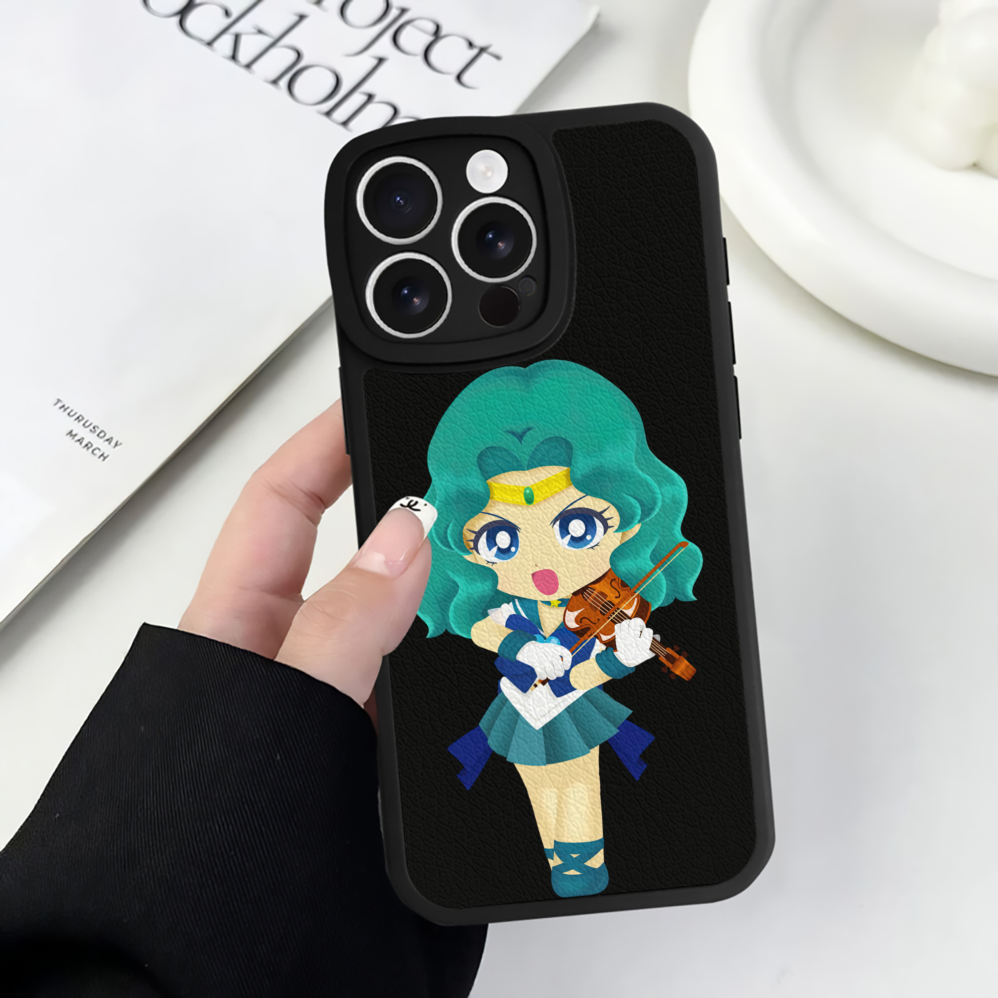 （画像用） 美少女戦士セーラームーン 海王 みちる（かいおう みちる） Sailor Moon Kaiou Michiru 【iPhone 16シリーズ対応】シリコンスマホケース（レザー調） 材質：シリコン